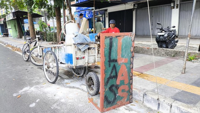 Kisah Ato, Tukang Las Panggilan di Bandung
