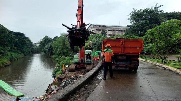 DLH DKI luruskan viral mobil sampah di TPU Tanah Kusir. (dok. DLH DKI)