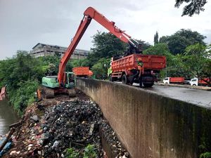 Duduk Perkara Truk Sampah DLH Jakarta di TPU Tanah Kusir Viral