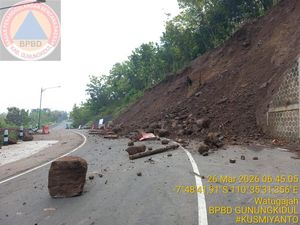 Jalur Clongop Kembali Longsor Pagi Ini, Lalu Lintas Buka-Tutup