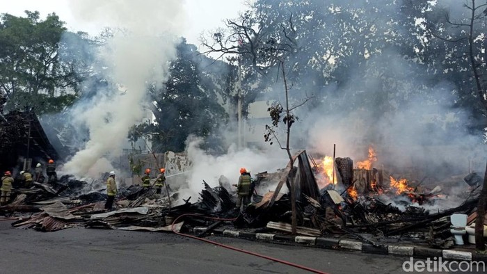 Belasan Kios Barang Bekas di Jalan Soekarno Hatta Bandung Terbakar Kebakaran di Bandung