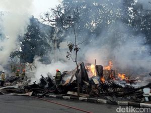 Belasan Kios Barang Bekas di Jalan Soekarno Hatta Bandung Terbakar