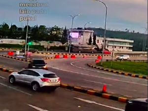 Pelajaran dari Kecelakaan Calya Melintir saat Ngebut Keluar Tol hingga Terguling