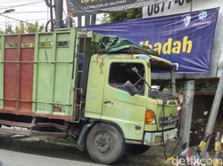 Truk Fuso Rem Blong Seruduk PJU dan Motor di Balen Bojonegoro