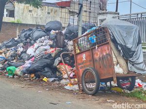 Libur Lebaran Usai, Gunungan Sampah Warnai Jalanan Kabupaten Bandung