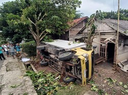 Ikuti Google Maps, Truk Muat Es Kristal Terguling Timpa Motor di Banyumas