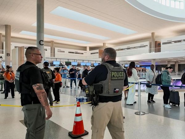 Krisis Petugas, Antrean Bandara Mengular hingga Bea Cukai Turun Tangan