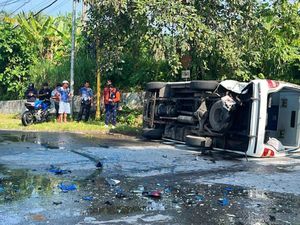 Bus Tabrakan dengan Motor hingga Terguling di Bypass IB Mantra
