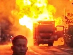 Mobil Bermuatan Gas Terbakar di Sukabumi, Warga Panik Berhamburan