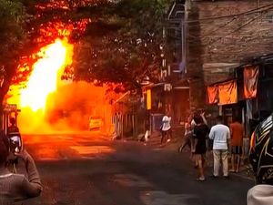 Detik-detik Mobil Bermuatan Gas Terbakar di Sukabumi