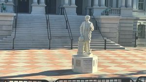 Potret Patung Columbus yang Muncul Usai Patung Titanic Trump-Epstein Heboh!
