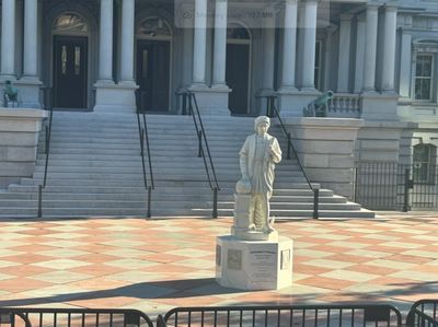 Potret Patung Columbus yang Muncul Usai Patung Titanic Trump-Epstein Heboh!