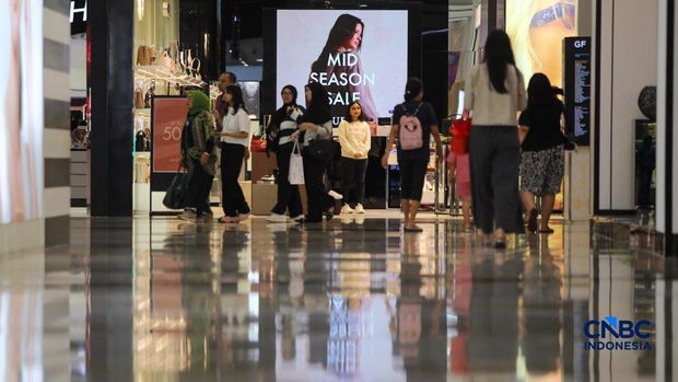 Pengunjung memandang produk nan dijual pada salah satu tenan di Pusat Perbelanjaan Kota Kasablanka, Jakarta, Kamis (26/3/2026). (CNBC Indonesia/Faisal Rahman)