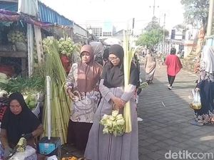 Penjual Janur di Pasuruan Laris Manis Jelang Lebaran Ketupat