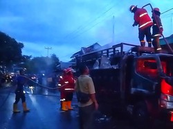 Petugas Pakai Detergen Padamkan Truk Gas Terbakar di Sukabumi
