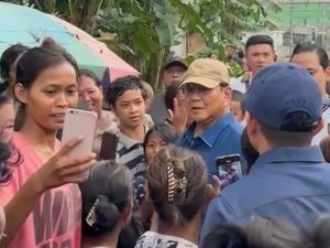 Video Prabowo Blusukan ke Permukiman Warga di Bantaran Rel Senen