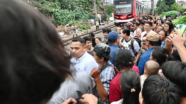 Presiden Prabowo Subianto saat kunjungan mendadak ke permukiman padat di sekitar bantaran rel, Senen, Jakarta Pusat. (Cahyo - Biro Pers, Media, dan Informasi Sekretariat Presiden)