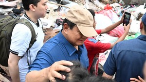 Potret Prabowo Blusukan ke Warga di Bantaran Rel Senen