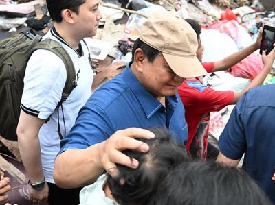 Potret Prabowo Blusukan ke Warga di Bantaran Rel Senen