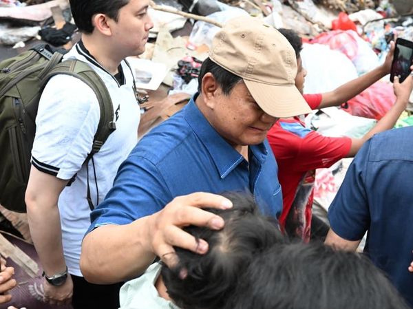 Potret Prabowo Blusukan ke Warga di Bantaran Rel Senen