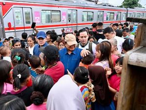 Haru Warga Tepi Rel Senen Didatangi Prabowo: Baru Ini Ada Presiden Datang