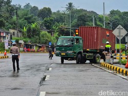 Video Nekat Melintas saat Arus Balik, Puluhan Truk di Sukabumi Kena Tilang