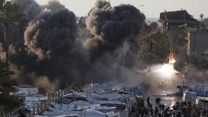 Serangan Israel Hantam Kamp Pengungsi Gaza, Asap Pekat Membubung