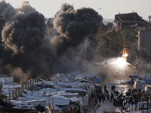 Serangan Israel Hantam Kamp Pengungsi Gaza, Asap Pekat Membubung