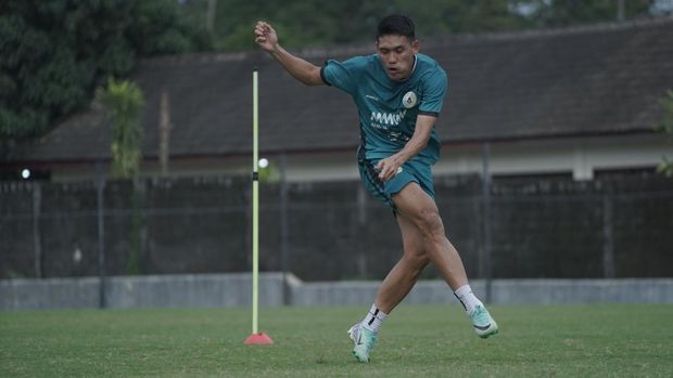 Striker PSS Sleman, Irvan Mofu, saat sesi latihan di Lapangan Pakembinangun, Sleman.