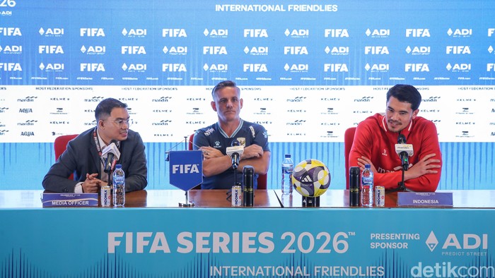 Pelatih Timnas Indonesia John Herdman dan bek Timnas Indonesia Elkan Baggott saat konferensi pers jelang laga Fifa Series di SUGBK, Jakarta, Kamis (26/3/2026). John Herdman mulai membangun komunikasi dan kesepahaman dengan bek Elkan Baggott jelang be