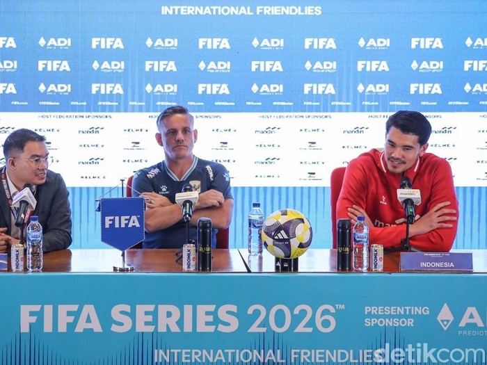 Pelatih Timnas Indonesia John Herdman dan bek Timnas Indonesia Elkan Baggott saat konferensi pers jelang laga Fifa Series di SUGBK, Jakarta, Kamis (26/3/2026). John Herdman mulai membangun komunikasi dan kesepahaman dengan bek Elkan Baggott jelang bergulirnya FIFA Series 2026 di Jakarta.