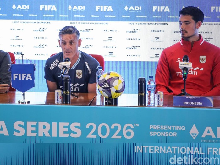 Pelatih Timnas Indonesia John Herdman dan bek Timnas Indonesia Elkan Baggott saat konferensi pers jelang laga Fifa Series di SUGBK, Jakarta, Kamis (26/3/2026). John Herdman mulai membangun komunikasi dan kesepahaman dengan bek Elkan Baggott jelang bergulirnya FIFA Series 2026 di Jakarta.