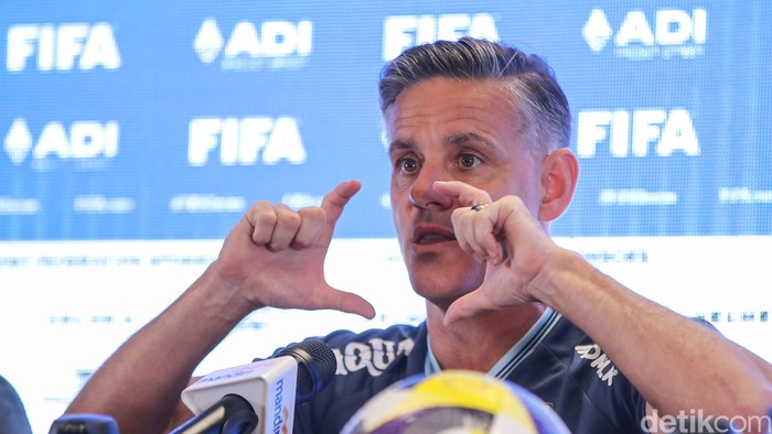Pelatih Timnas Indonesia John Herdman dan bek Timnas Indonesia Elkan Baggott saat konferensi pers jelang laga Fifa Series di SUGBK, Jakarta, Kamis (26/3/2026). John Herdman mulai membangun komunikasi dan kesepahaman dengan bek Elkan Baggott jelang be