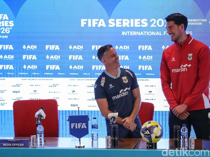 Pelatih Timnas Indonesia John Herdman dan bek Timnas Indonesia Elkan Baggott saat konferensi pers jelang laga Fifa Series di SUGBK, Jakarta, Kamis (26/3/2026). John Herdman mulai membangun komunikasi dan kesepahaman dengan bek Elkan Baggott jelang bergulirnya FIFA Series 2026 di Jakarta.