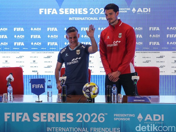 Pelatih Timnas Indonesia John Herdman dan bek Timnas Indonesia Elkan Baggott saat konferensi pers jelang laga Fifa Series di SUGBK, Jakarta, Kamis (26/3/2026). John Herdman mulai membangun komunikasi dan kesepahaman dengan bek Elkan Baggott jelang bergulirnya FIFA Series 2026 di Jakarta.