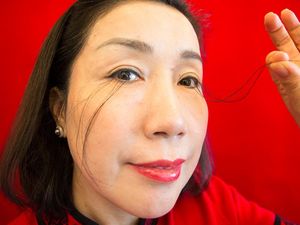 Pecahkan Rekor Dunia! Bulu Mata Wanita Ini Tumbuh Sampai ke Pipi