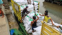 Usai Lebaran, Aktivitas Bongkar Muat Sunda Kelapa Mulai Bergerak