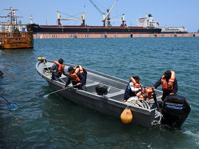 Aksi Angkatan Laut Meksiko Bersihkan Pantai Tercemar Minyak