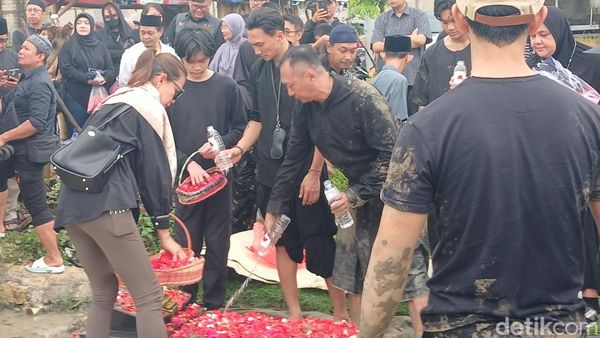 Momen Wina Natalia Ikut Tabur Bunga di Makam Ibunda Anji