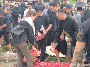 Momen Wina Natalia Ikut Tabur Bunga di Makam Ibunda Anji