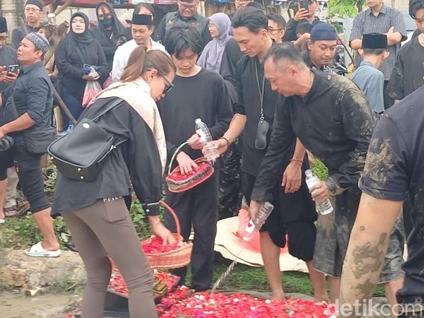 Momen Wina Natalia Ikut Tabur Bunga di Makam Ibunda Anji