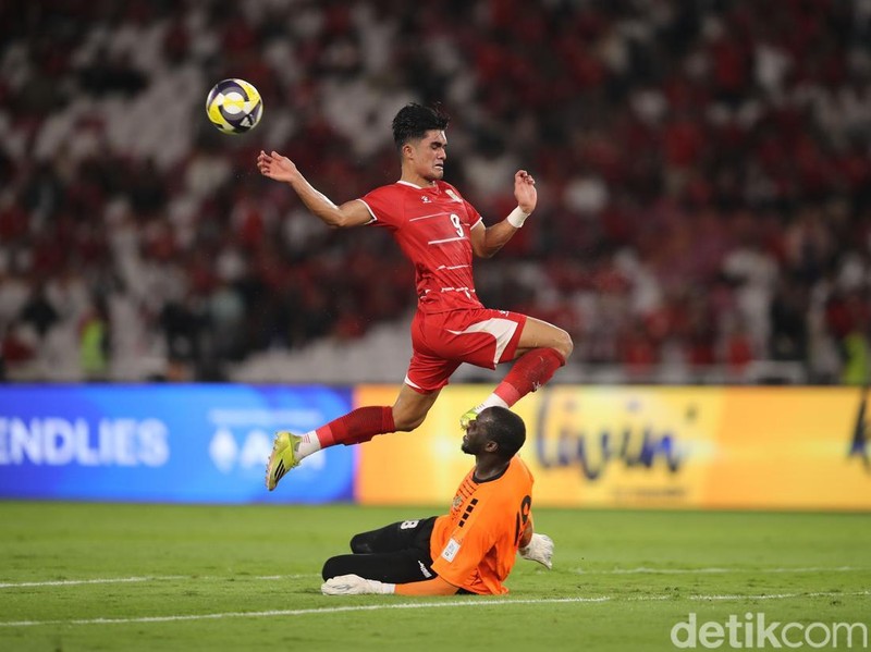 Striker Timnas Indonesia Ramadan Sananta saat berduel melawan pemain Saint Kitts & Nevis di SUGBK, Jakarta, Jumat (27/3/2026).