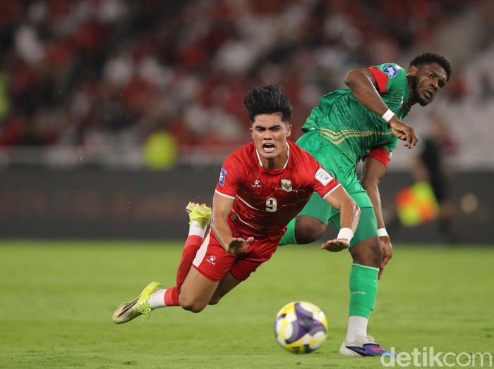 Striker Timnas Indonesia Ramadan Sananta saat berduel melawan pemain Saint Kitts & Nevis di SUGBK, Jakarta, Jumat (27/3/2026).