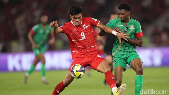 Striker Timnas Indonesia Ramadan Sananta saat berduel melawan pemain Saint Kitts & Nevis di SUGBK, Jakarta, Jumat (27/3/2026).