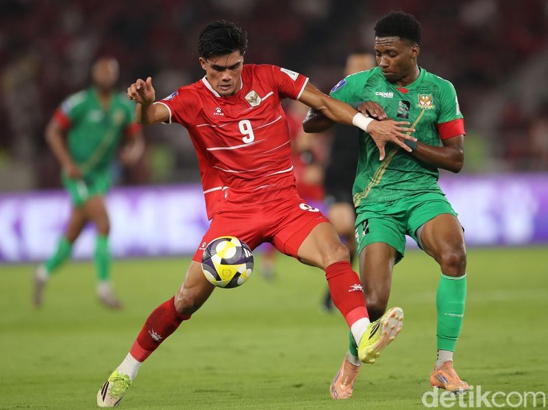 Striker Timnas Indonesia Ramadan Sananta saat berduel melawan pemain Saint Kitts & Nevis di SUGBK, Jakarta, Jumat (27/3/2026).