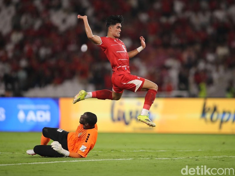 Striker Timnas Indonesia Ramadan Sananta saat berduel melawan pemain Saint Kitts & Nevis di SUGBK, Jakarta, Jumat (27/3/2026).