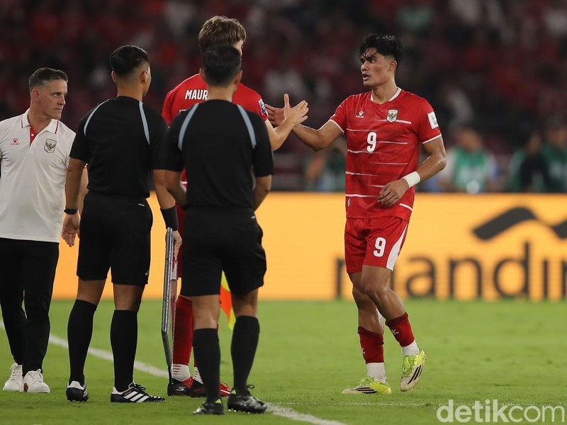 Striker Timnas Indonesia Ramadan Sananta saat berduel melawan pemain Saint Kitts & Nevis di SUGBK, Jakarta, Jumat (27/3/2026).