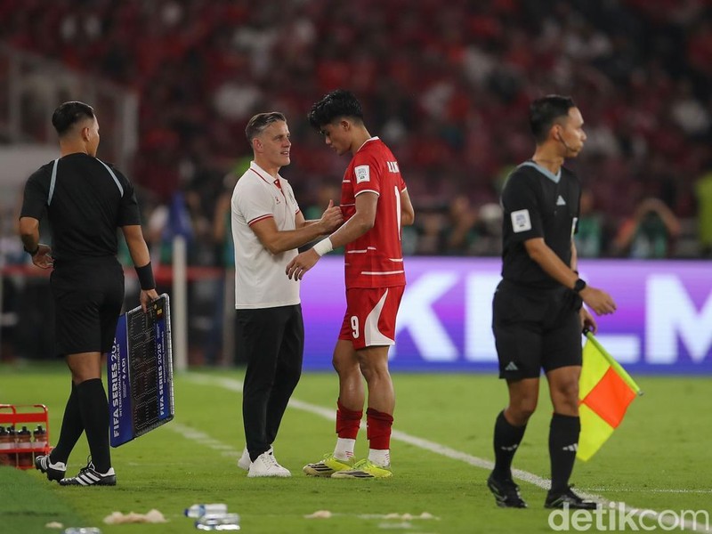 Striker Timnas Indonesia Ramadan Sananta saat berduel melawan pemain Saint Kitts & Nevis di SUGBK, Jakarta, Jumat (27/3/2026).