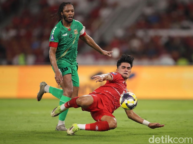 Striker Timnas Indonesia Ramadan Sananta saat berduel melawan pemain Saint Kitts & Nevis di SUGBK, Jakarta, Jumat (27/3/2026).