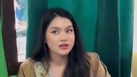 Gaya Davina Karamoy saat Pulkam Lebaran Viral, Duduk Lesehan Sambil Bagi THR